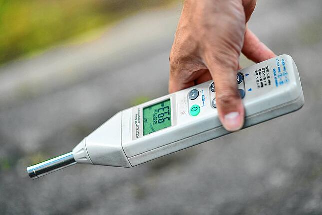 Das Messen der Lautstärke eines Auto-Auspuffs erfordert spezielle Geräte. Bild: Uwe Anspach, dpa