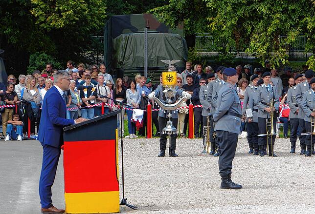 Der Sigmaringer Bürgermeister Marcus Ehm zollt bei der Vereidigung den Soldaten Respekt und Anerkennung.
