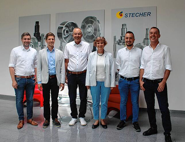 Freuen sich über die zukunftsfähige Entwicklung der Firma Stecher (von links): Simon Stecher, Severin Rommeler, Günter Stecher, Andrea ...