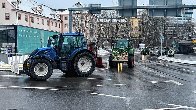 Bild 22: Traktoren umrunden die Stadt: Jetzt demonstrieren die Landwirte auch in Konstanz!