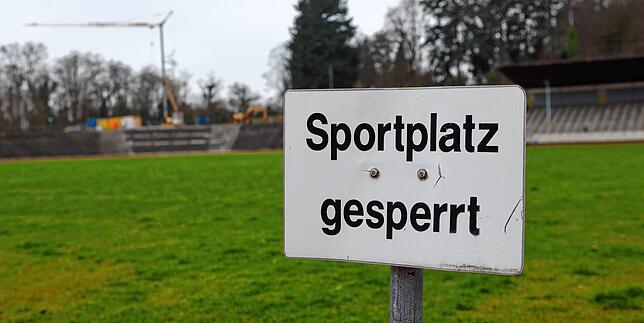 Der Sportplatz im Stadion ist aktuell gesperrt. Im Hintergrund sieht man die aktuellen Arbeiten.