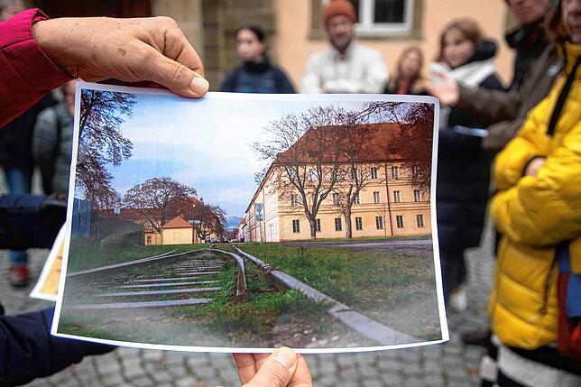 Beim Stadtgang der Tübinger Jugendguides werden Bilder aus Terezin gezeigt. Dort war einst das Ghetto Theresienstadt untergebracht.