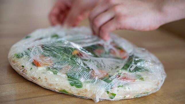 Ein Mann löst einen Polizeieinsatz aus, weil seine Tiefkühlpizza nicht an der Tankstelle gebacken wird. (Symbolbild)