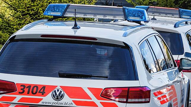 Einsatzfahrzeuge der Polizei Basel-Landschaft (Symbolbild). Eine Bombendrohung bei der SBB löste am Sonntag einen Großeinsatz aus.