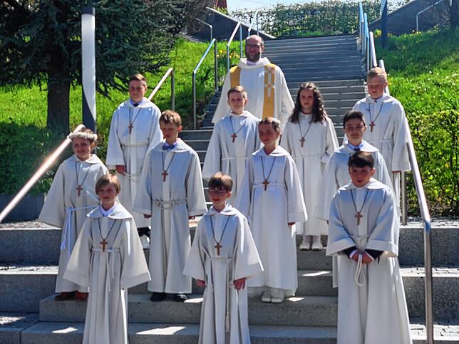 Beim zweiten Erstkommuniongottesdienst in der Allerheiligenkirche Brigachtal bekamen elf Jungen und Mädchen aus Marbach von Pfarrer ...
