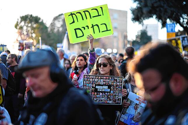 Israelis fordern die Freilassung der von der Hamas festgehaltenen Geiseln.