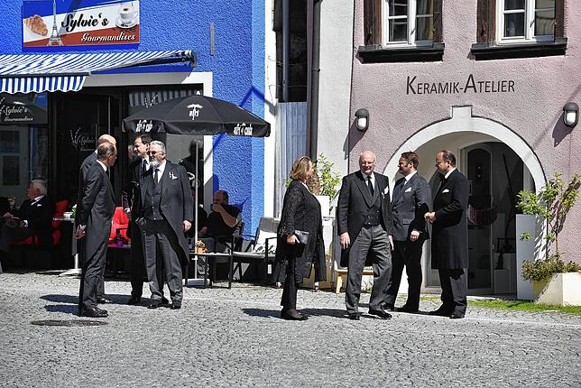 Bild 16: Abschied von Heinrich Fürst zu Fürstenberg: Besucher auf dem Weg in die Donaueschinger Stadtkirche