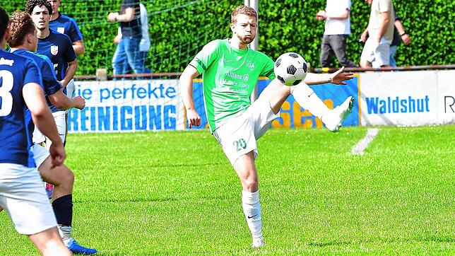 Knackt das Bollwerk: Samuel Gantert (rechts) stoppte die Betonmaschine des VfB Waldshut mit seinem ersten Saisontreffer. Nach dem ...