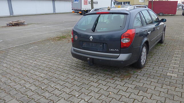 Der abgemeldete Renault steht seit Monaten auf dem ehemaligen Aldi-Parkplatz. Im Hintergrund ein geschlossener roter Anhänger, der ...