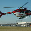 Der neue Hubschrauber H145 vor der Stadion-Baustelle des SC Freiburg.