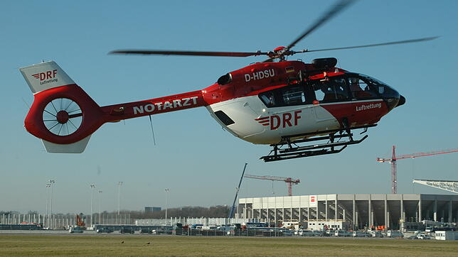 Der neue Hubschrauber H145 vor der Stadion-Baustelle des SC Freiburg.