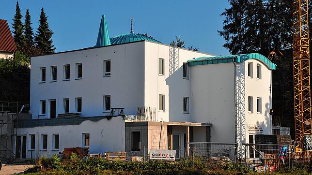 70 Prozent der neuen Moschee sind fertiggestellt. Bald kommt das Minarett, für das bereits das runde Eisenfundament erstellt wurde. Das ...