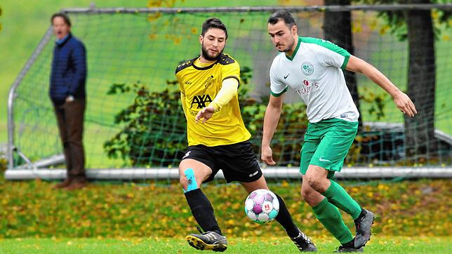 Der Mundelfinger Philipp Streit (links) versucht, den Pfohrener Tobias Sumser zu stoppen. Sowohl der SV Mundelfingen als auch der FC ...