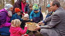 Gesundes Mitbringsel: Rheinfeldens Oberbürgermeister Klaus Eberhardt (rechts) verteilte an die Kinder des neuen Waldkindergartens in ...