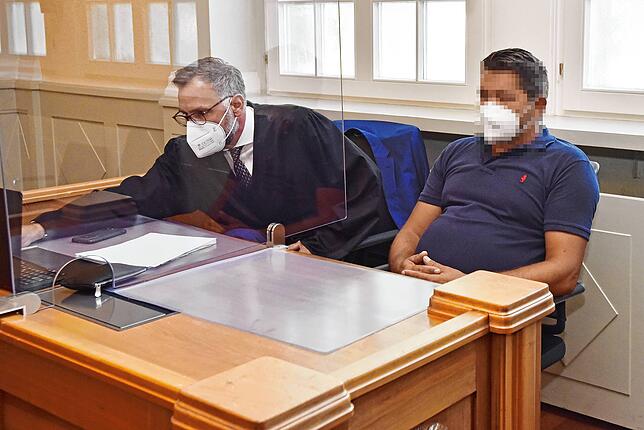 Matija P. (rechts) mit seinem Verteidiger Sebastian Göthlich beim Prozess in Donaueschingen. Das Urteil schmeckt nicht jedem – ...