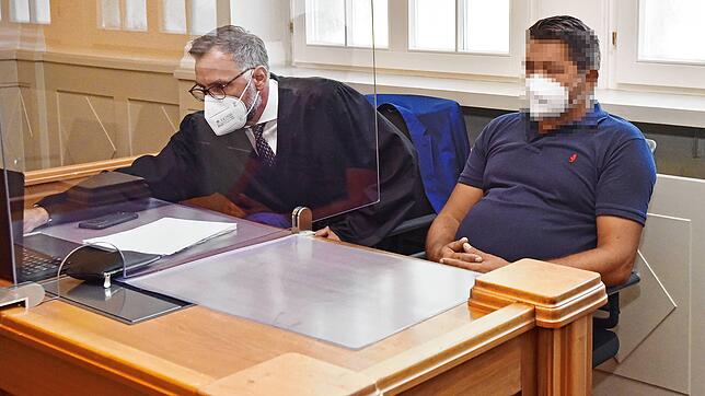 Matija P. (rechts) mit seinem Verteidiger Sebastian Göthlich beim Prozess in Donaueschingen. Das Urteil schmeckt nicht jedem &ndash; ...