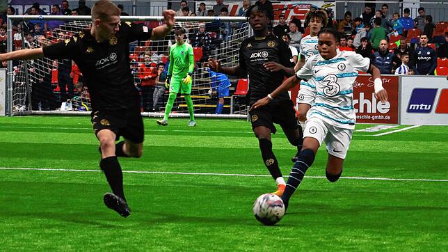 Rio Ngumoha vom FC Chelsea (rechts, hier im Spiel gegen den FSV Mainz 05) wurde zum besten Spieler des MTU Cup 2022 gewählt.