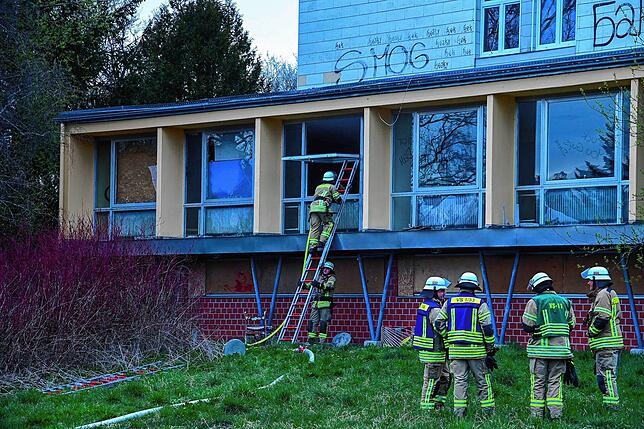 Die Feuerwehr klettert durch von ihr geöffnete Fenster in den Speisesaal der ehemaligen Jugendherberge, um das Feuer zu löschen.