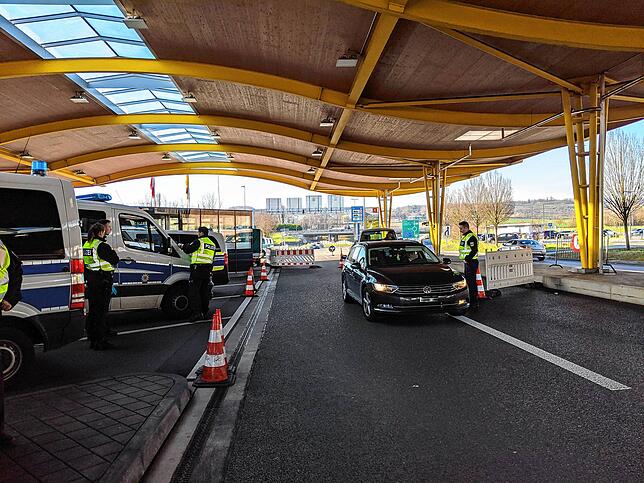 Am Autobahnzoll Konstanz-Kreuzlingen nehmen deutsche Bundespolizisten am 16. März 2020 kurz nach 8 Uhr erste Kontrollen bei der Einreise ...