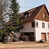 Die frühere alte Schmiede wurde in ein schmuckes Mehrfamilienhaus umgewandelt, das neben dem Narrenbrunnen mit den Figuren des ...