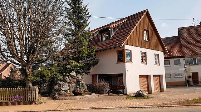 Die frühere alte Schmiede wurde in ein schmuckes Mehrfamilienhaus umgewandelt, das neben dem Narrenbrunnen mit den Figuren des ...