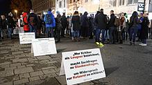 Plakativer Protest: Die Summe der auf der Marktstätte in Konstanz präsentierten Thesen und Zitate gibt bei der Demonstration am ...