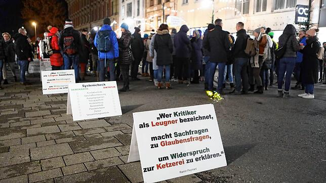 Plakativer Protest: Die Summe der auf der Marktstätte in Konstanz präsentierten Thesen und Zitate gibt bei der Demonstration am ...