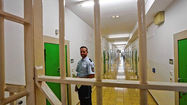 Lange Gänge, grüne Zellentüren: So sieht es im Konstanzer Gefängnis aus