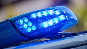 Blaulicht auf einem Polizeiauto (Symbolbild). Ein Mann (39) ist im Schwimmbad Lörrach ums Leben gekommen.