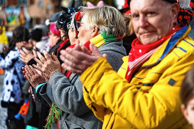 Applaus für die Akteure: Begeisterte Zuschauer beim Höri Umzug in Schienen.