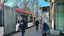 An der Haltestelle Bürgerbüro gibt es seit einigen Jahren eine digitale Anzeigetafel. Hier sehen Fahrgäste, welcher Bus als nächster kommt.