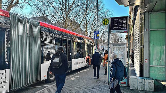 An der Haltestelle Bürgerbüro gibt es seit einigen Jahren eine digitale Anzeigetafel. Hier sehen Fahrgäste, welcher Bus als nächster kommt.