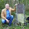 Gerd Stiefel vor dem Gedenkstein, der schon im 19. Jahrhundert in Erinnerung an seinen ermordeten Urahn aufgestellt wurde. Bild: Schöll