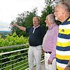 Sehnsucht? Präsident Bruno Auf der Maur, Webmaster Josef Eisenlohr und Vizepräsident Hans-Ulrich Keller (von links) vom Schweizer-Verein ...