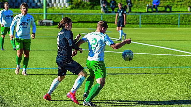 Der FV Tennenbronn (Sven Staiger, schwarzes Trikot) deklassiert die Gäste aus Donaueschingen (Daniel Brezer) mit 5:1.