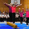 Die gemischte Turngruppe der Erst- und Zweitklässler am Schwebebalken begeisterte das Publikum in der Turnhalle der Wildensteinschule.