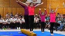 Die gemischte Turngruppe der Erst- und Zweitklässler am Schwebebalken begeisterte das Publikum in der Turnhalle der Wildensteinschule.