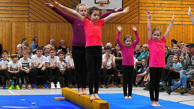 Die gemischte Turngruppe der Erst- und Zweitklässler am Schwebebalken begeisterte das Publikum in der Turnhalle der Wildensteinschule.