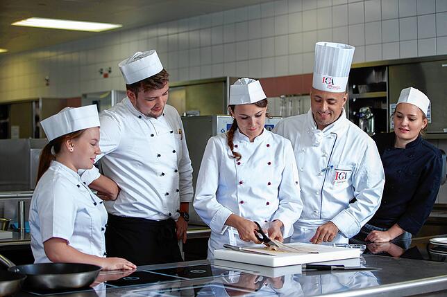 Auszubildende an der Landesberufsschule für das Hotel- und Gaststättengewerbe in VS-Villingen bei der Kochausbildung (Symbolbild).
