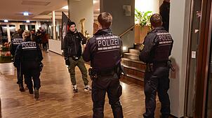 Etwa 50 Polizisten sind bei der Podiumsdiskussion „Perspektiven der Migrations- und Flüchtlingspolitik“ in Hegne dabei. Ebenso ...