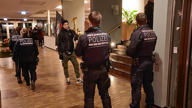 Etwa 50 Polizisten sind bei der Podiumsdiskussion „Perspektiven der Migrations- und Flüchtlingspolitik“ in Hegne dabei. Ebenso ...