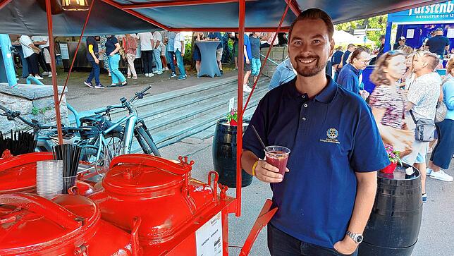 Zuständig für hochprozentige Erfrischungen: Nikolas Haller vom Rotary-Club Villingen-Schwenningen.