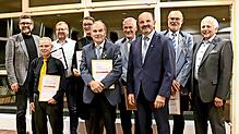 Die Geehrten für 60 Jahre und die geehrten Dirigenten mit den Laudatoren (von links): Niko Reith, Karl-Heinz Hermann, Matthias Mayer, ...