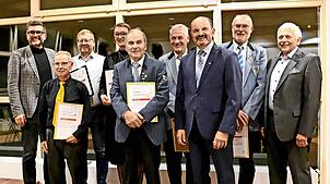 Die Geehrten für 60 Jahre und die geehrten Dirigenten mit den Laudatoren (von links): Niko Reith, Karl-Heinz Hermann, Matthias Mayer, ...