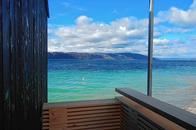 Der Blick von der Terrasse des „Tiny House“ hat bei Sonnenschein etwas Mediterranes.