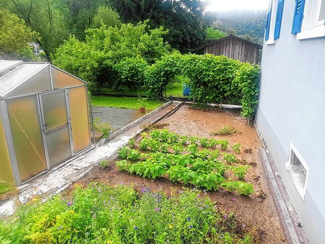 Die Gärten der Anwohner wurden überflutet. Eine Schlammdecke zeugt von den Spuren der Überschwemmung.