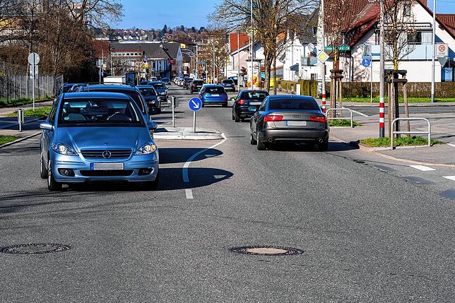 Auch die Neckarstraße ist oft verstopft. Auch hier müssen die Autofahrer viel Geduld mitbringen.