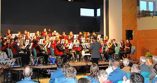 Die Orchestergemeinschaft Seepark, eines der größten sinfonischen Blasorchester in Freiburg im Breisgau, spielt beim Ehrungsabend in ...