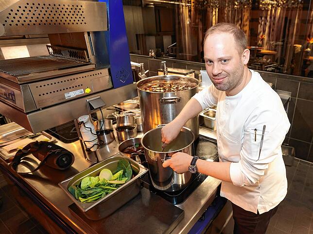 Ösch-Noir-Küchenchef Manuel Ulrich bei der Arbeit. Er und sein Team können auch in diesem Jahr zwei Michelin-Sterne halten.