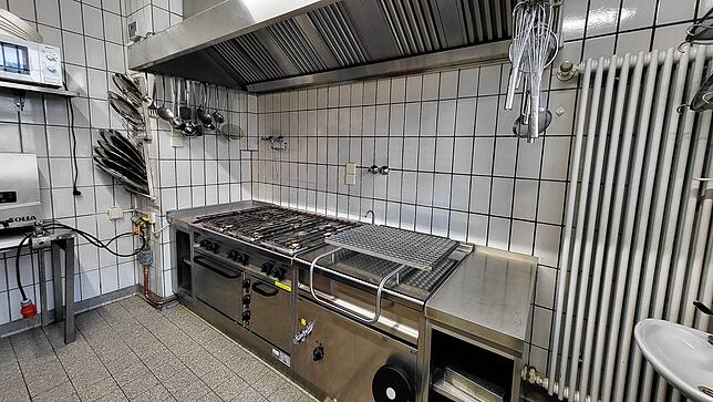 In der modernen Küche wird täglich von zwei Köchinnen Essen für die Häftlinge und die Mitarbeiter zubereitet.